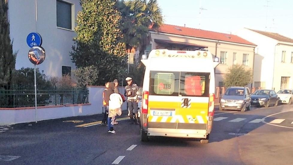 Investita all’incrocio da un furgoncino Donna finisce in ospedale