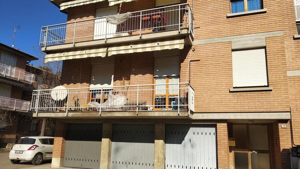 Muore in casa a 57 anni la mamma di 95 dà l’allarme