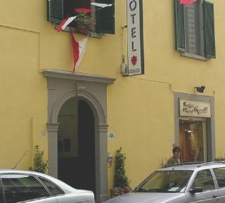 L’ingresso dell’hotel Firenze, dove vivono Tania e la sua famiglia