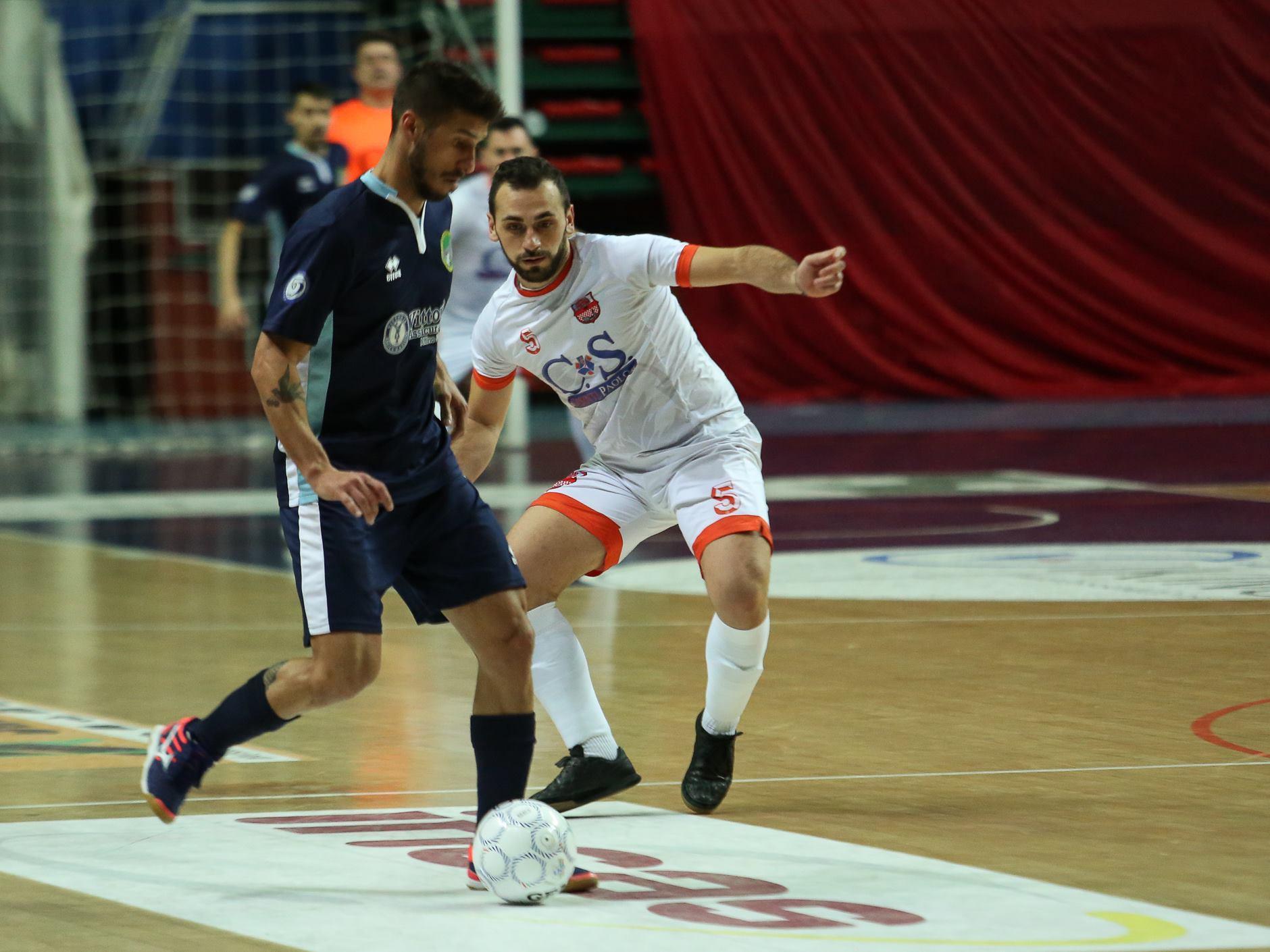 Alessandro Calamai in maglia bianca in azione