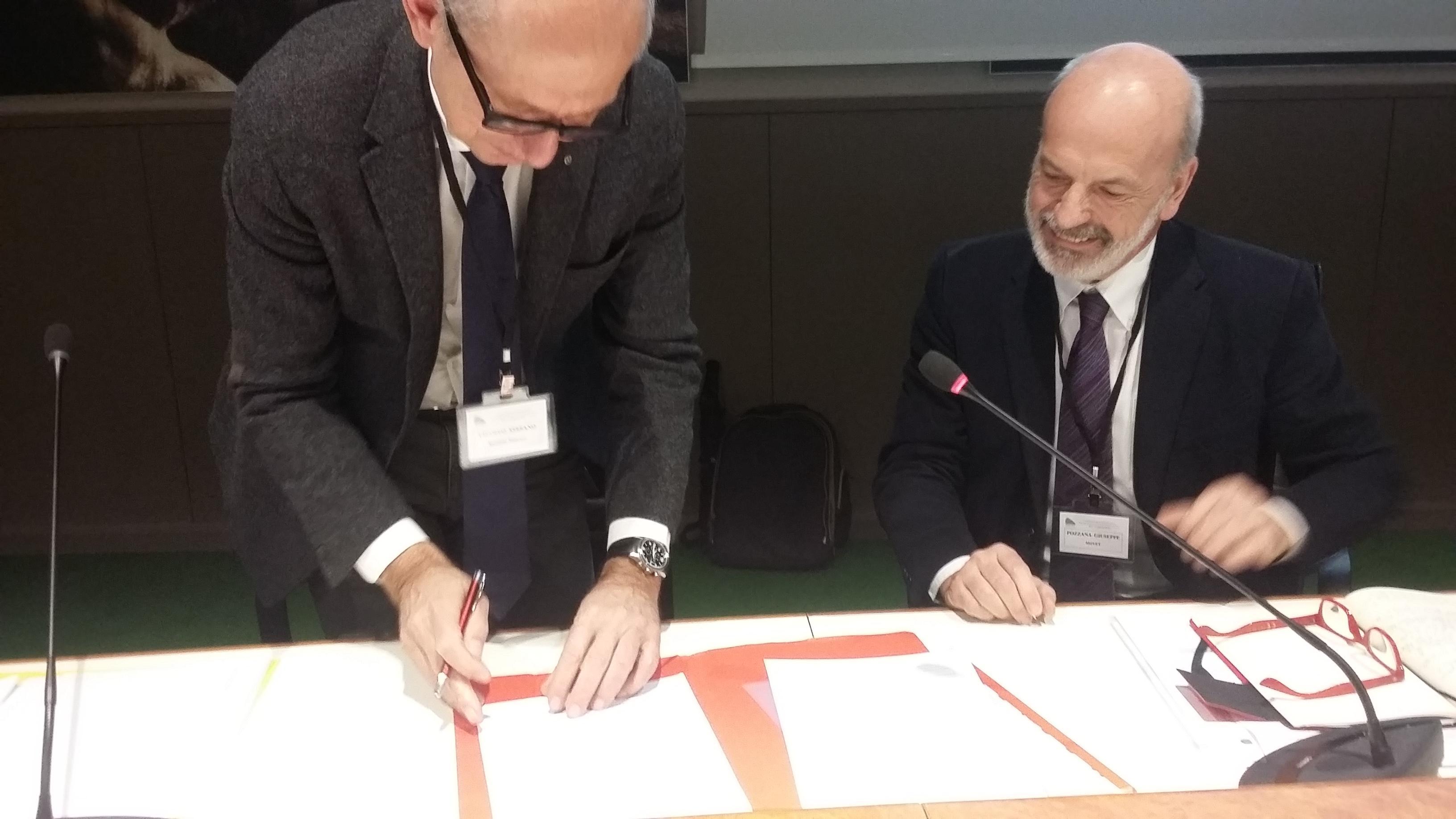 L'assessore Stefano Ciuoffo (a sinistra) firma l'intesa insieme a Giuseppe Pozzana, presidente di Movet 