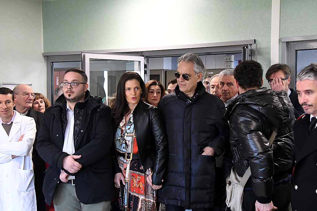 Andrea Bocelli con la moglie Veronica Berti al taglio del nastro del nuovo reparto dell'Opa
