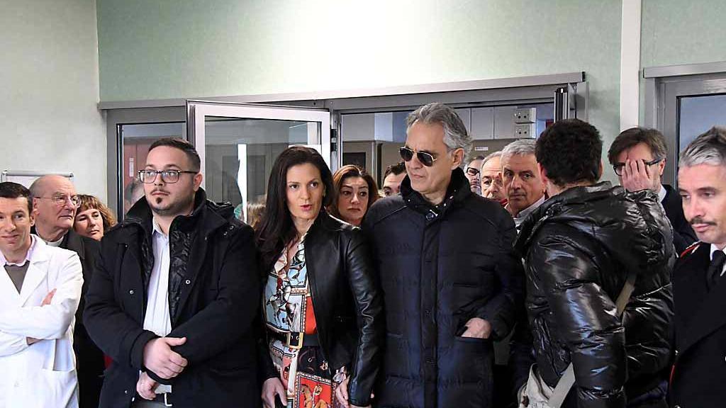Andrea Bocelli con la moglie Veronica Berti al taglio del nastro del nuovo reparto dell'Opa