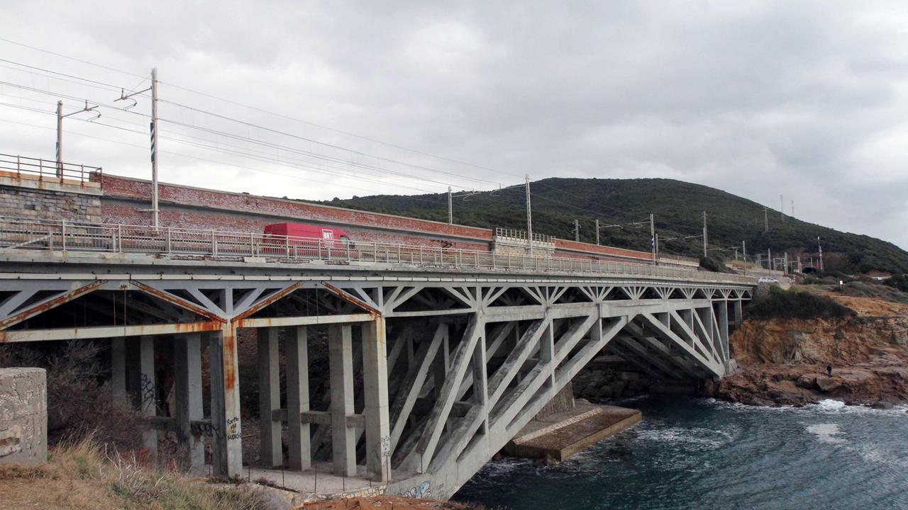 Il ponte di Calafuria (foto Salvini/Pentafoto)