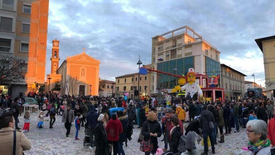 Una passata edizione del Carnevale nel centro di Cecina (foto Falorni/Silvi)