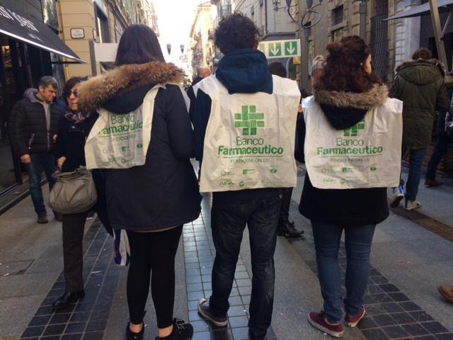 Studenti coinvolti nella giornata di raccolta farmaci in una foto d'archivio