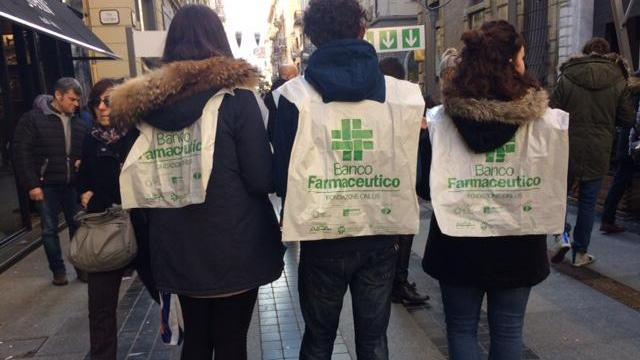 Studenti coinvolti nella giornata di raccolta farmaci in una foto d'archivio