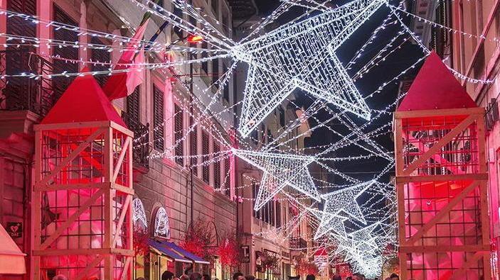 Luci in centro da rosse a gialle: la città celebra Leonardo