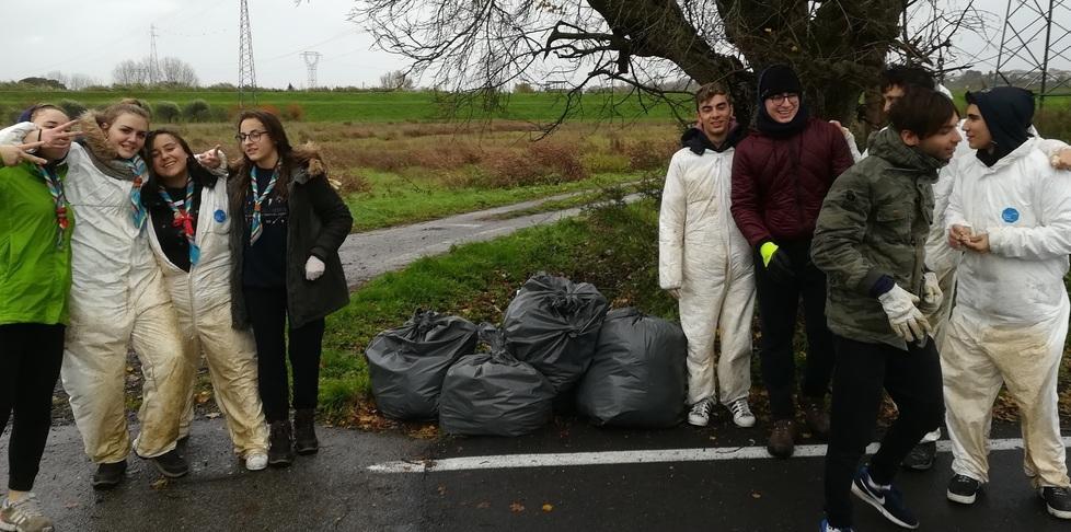 Gli scout cancellano le discariche abusive sull’argine dell’Arno