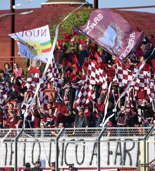 Gli Ultras granata Pontedera ammainano... lo striscione 