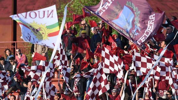 Gli Ultras granata Pontedera ammainano... lo striscione