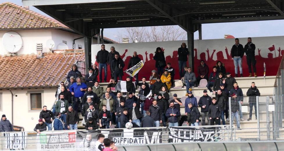 Domani arriva il Trestina ma c’è sconforto per la società 