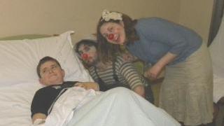 I clown mentre fanno visita a un piccolo paziente