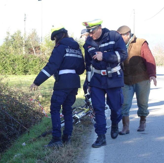 Pensionato in bicicletta travolto ed ucciso Era a poche decine di metri dall’abitazione 
