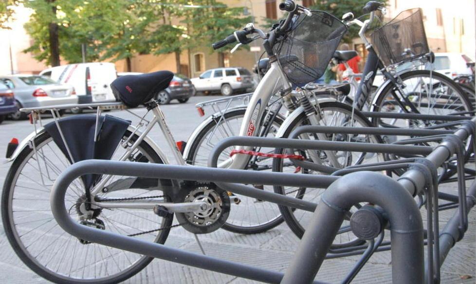 Arrivano le rastrelliere e un piano antidegrado per le biciclette in sosta 
