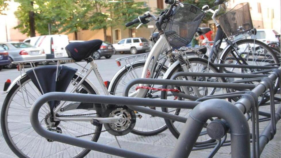 Arrivano le rastrelliere e un piano antidegrado per le biciclette in sosta