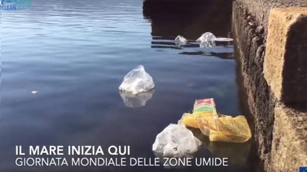 La laguna è un caso nazionale per la plastica finita in acqua 