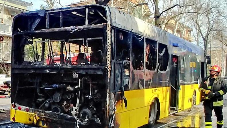 Guasto al motore Un bus per studenti distrutto dal fuoco