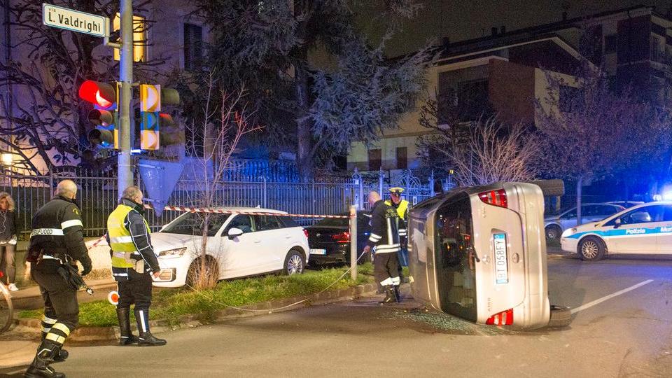 Auto si schianta e si ribalta