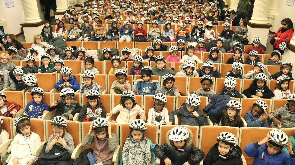 «Un casco per salvarvi la vita». La sicurezza parte dai piccoli 