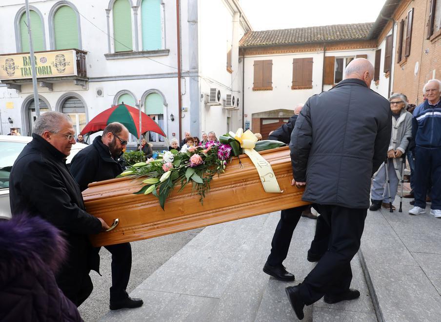 «Un destino troppo crudele» Dolore per la donna investita 