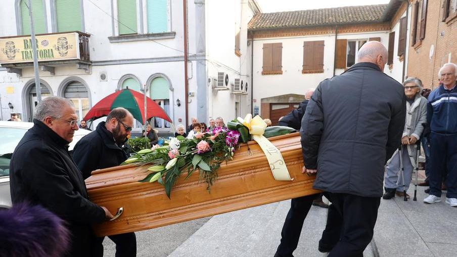 «Un destino troppo crudele» Dolore per la donna investita