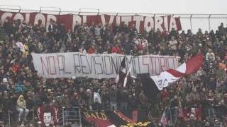 Un’immagine dei tifosi della curva nord durante la partita di ieri tra gli amaranto e il Bologna