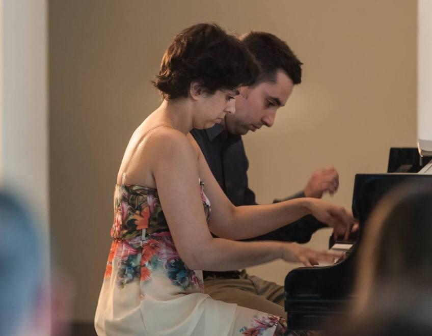 Il duo pianistico Quattronove suona in biblioteca 