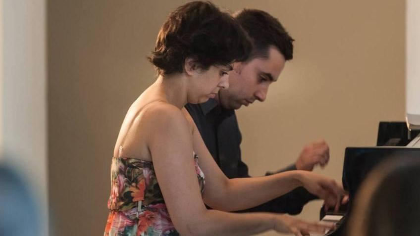 Il duo pianistico Quattronove suona in biblioteca
