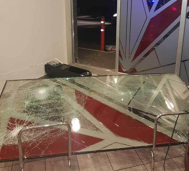 Furgone come apriscatole infranta la vetrata del bar inaugurato nove giorni fa 