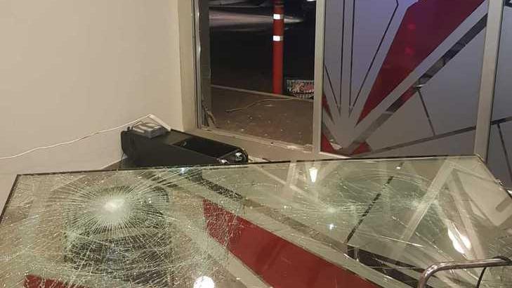 Furgone come apriscatole infranta la vetrata del bar inaugurato nove giorni fa