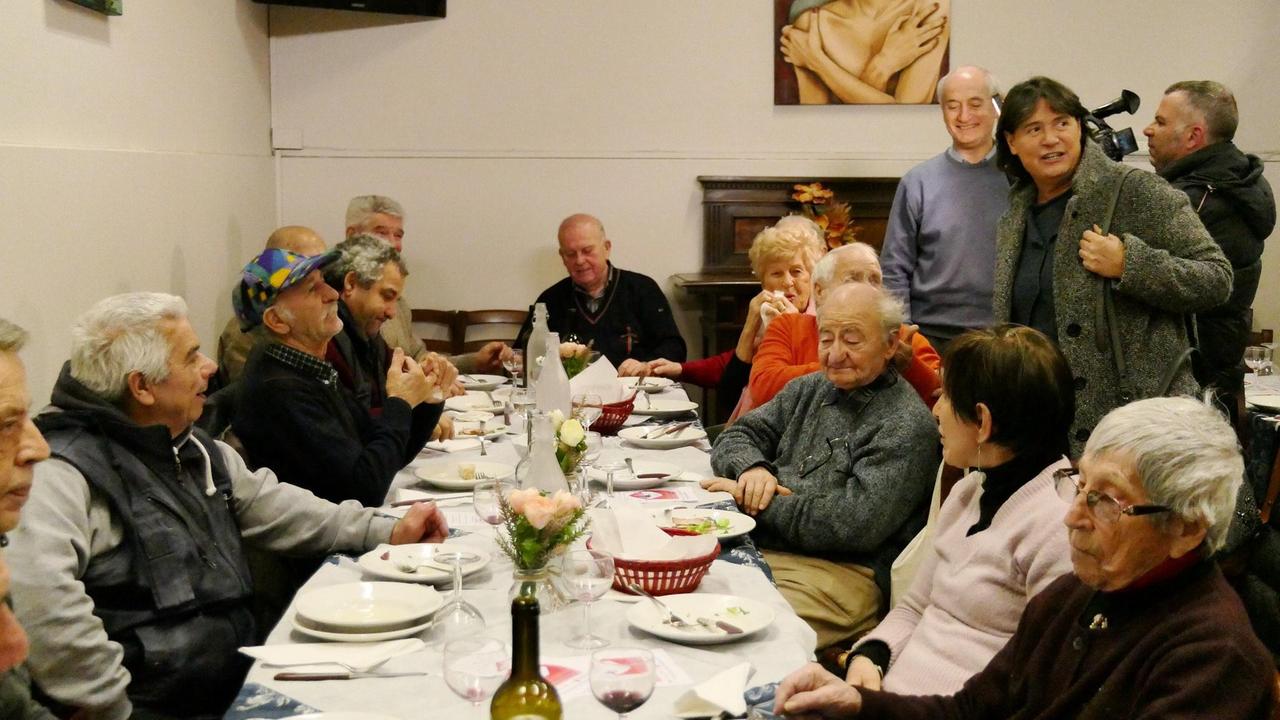 La tavolata al circolo Cherubini di Grignano: c'era anche l'assessore regionale Stefania Saccardi