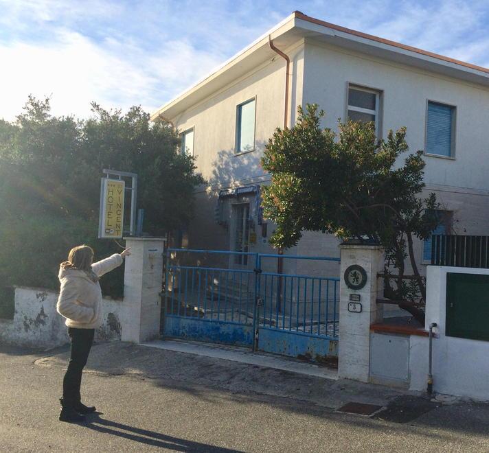 Dai fasti della “Dolce vita” fino ai profughi: l’hotel d’incanto chiude e ora è in vendita