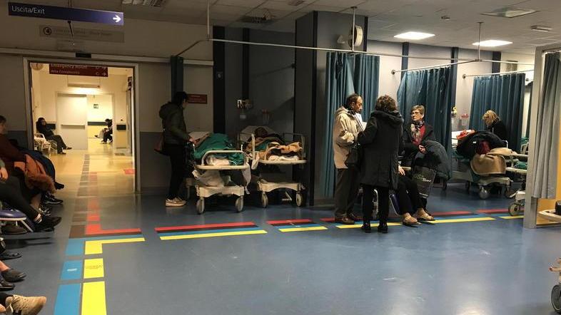 «Mia madre cardiopatica e ottantenne 30 ore in barella con sospetta ischemia»