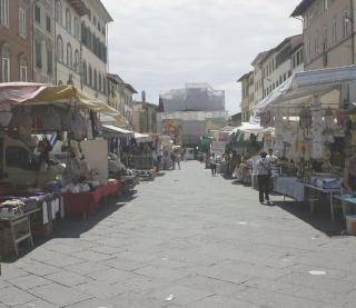 Una panoramica del mercato: allargato il corridoio a spese dei banchi