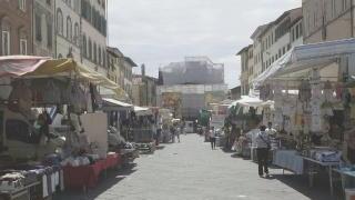 Una panoramica del mercato: allargato il corridoio a spese dei banchi