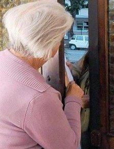 Reggio Emilia, si finge impiegata di banca per derubare un'anziana 