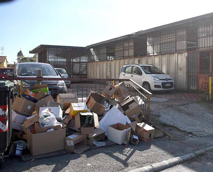 Degrado nell’ex mercato coperto, Avenza chiede che sia trasformato in parcheggio 