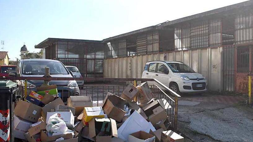 Degrado nell’ex mercato coperto, Avenza chiede che sia trasformato in parcheggio