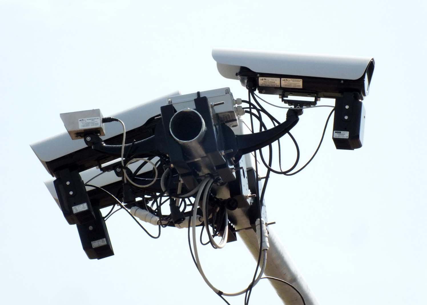 Una telecamera di videosorveglianza (foto Paolo Barlettani)