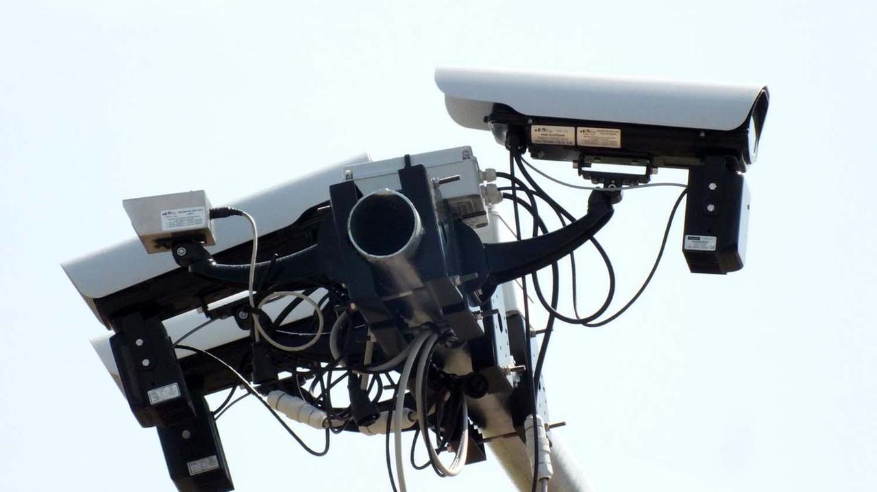 Una telecamera di videosorveglianza (foto Paolo Barlettani)