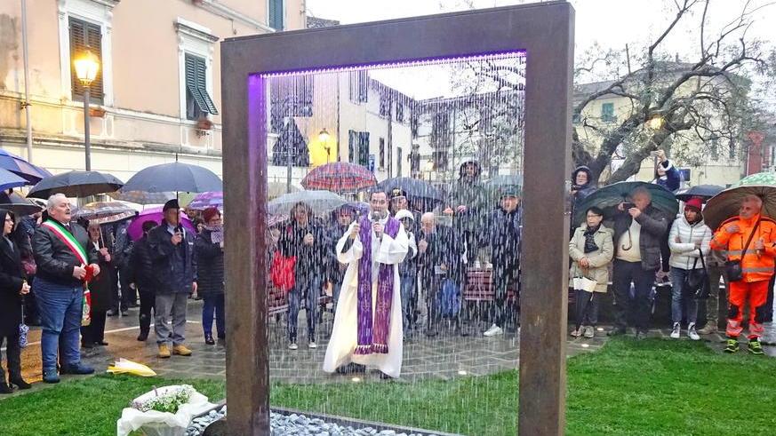 Inaugurata sotto la pioggia la fontana delle polemiche a Cantagrillo