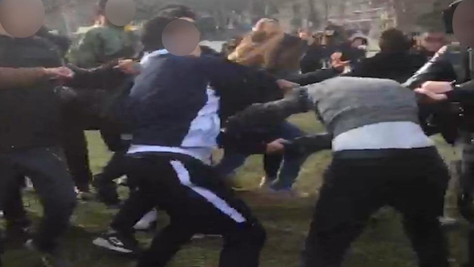 Fight Club. al Novi Sad di Modena cazzotti tra studenti con pubblico e filmati