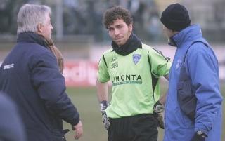 Il tecnico Ettore Donati e il preparatore dei portieri Giulio Drago provano a consolare l’estremo difensore azzurro Paride Addario al termine della finale persa contro la Juventus