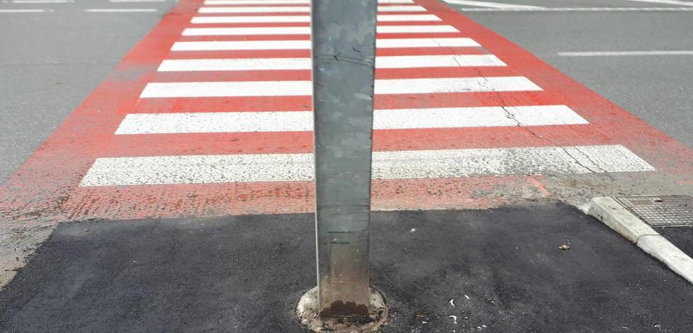 Un palo della luce in mezzo al passaggio per i disabili