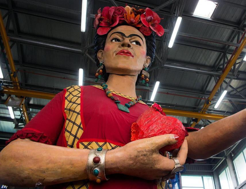 L’omaggio alla donna contagia anche i carri 
