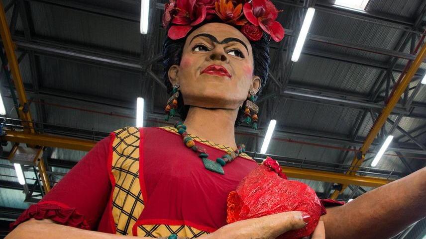 L’omaggio alla donna contagia anche i carri