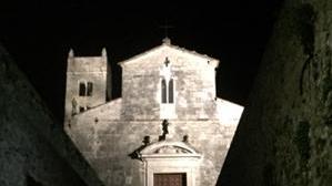 Nuove luci scenografiche alla Pieve di Camaiore