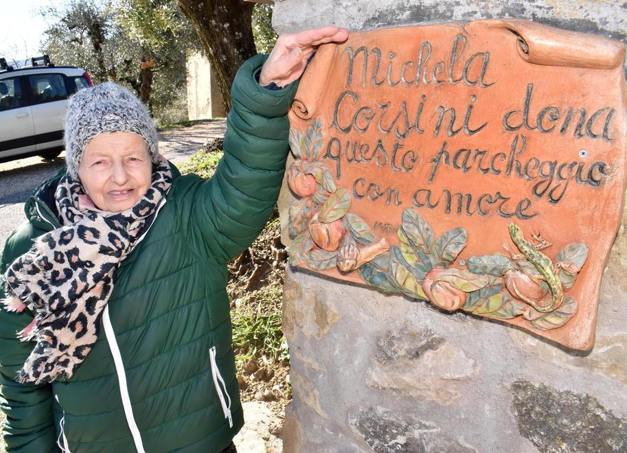 Per ricordare la figlia donano un parcheggio al Comune 