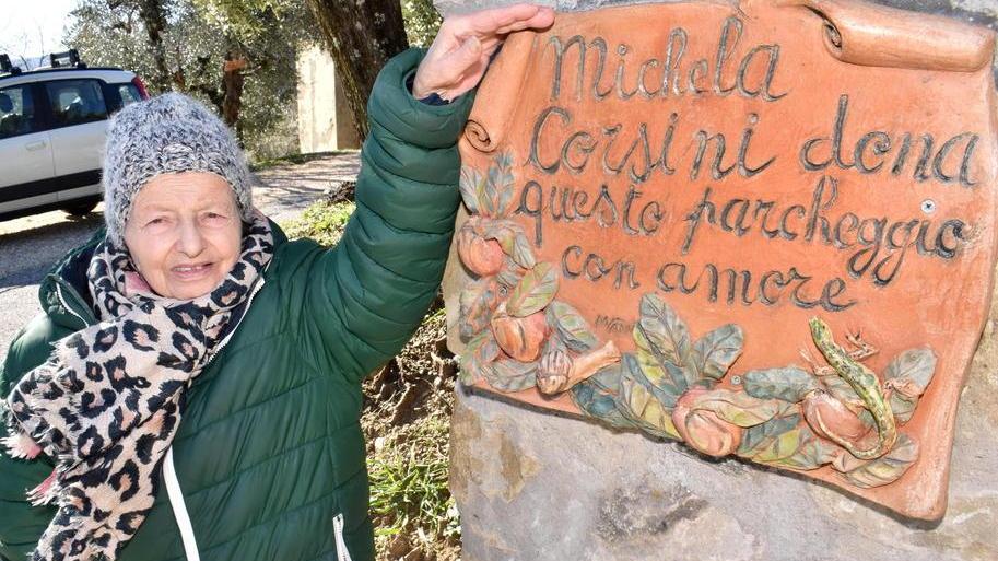 Per ricordare la figlia donano un parcheggio al Comune